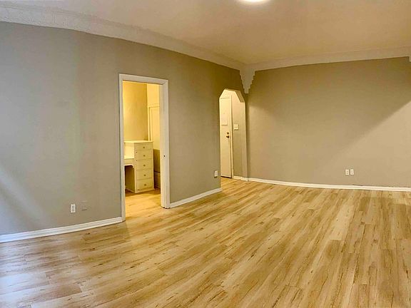 4th image of 527 S Hobart Blvd APT 105