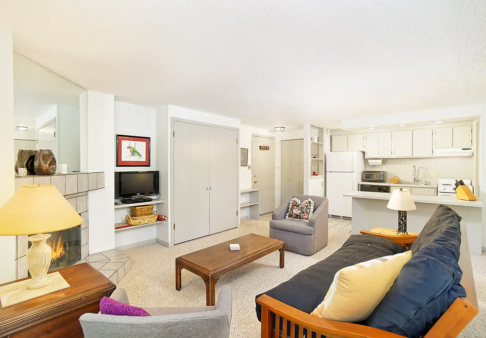 935 E Hopkins Ave #6