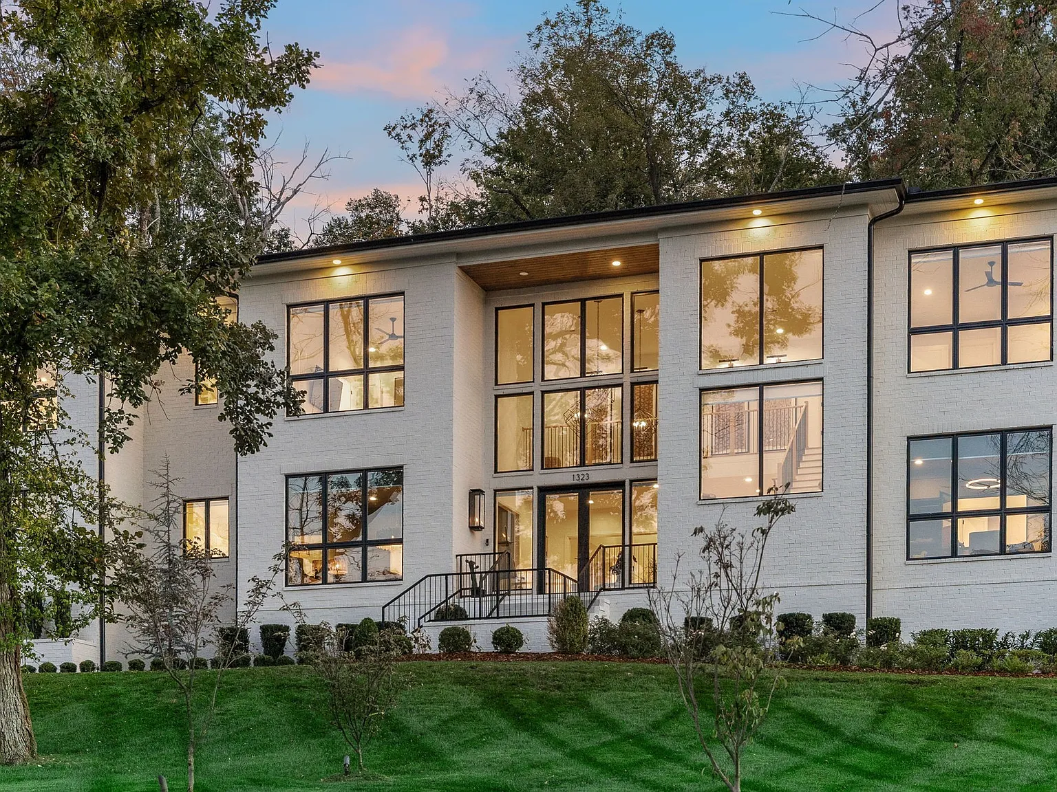 5 bed, 5.5 bath, 7961 sqft, $36,000 — Photo 2