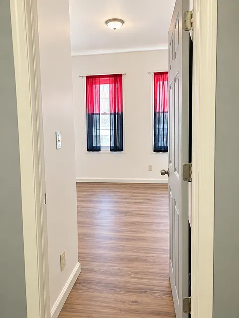 572 Grove St — Photo 3