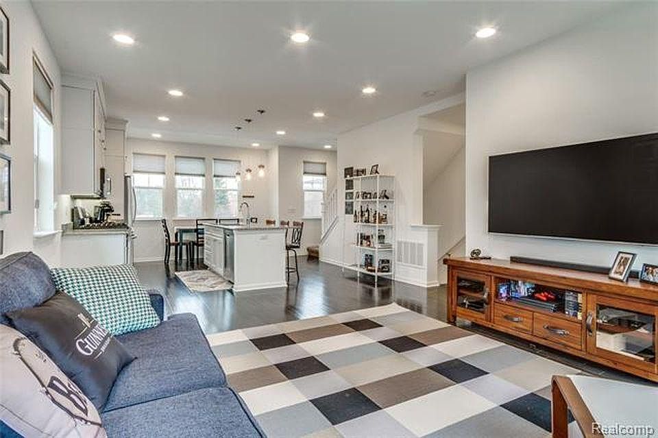 1st image of 504 Woodlawn Ave