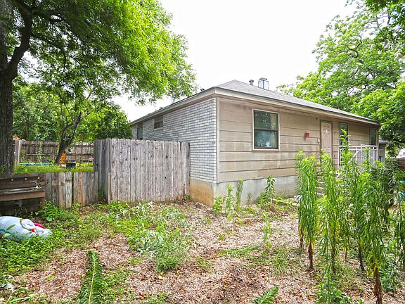5th image of 105 Marcia Pl