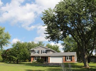 W313S7474 Spring Ln, Mukwonago, WI 53149