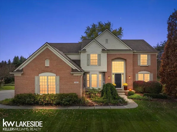3885 S Creek Dr, Rochester, MI 48306