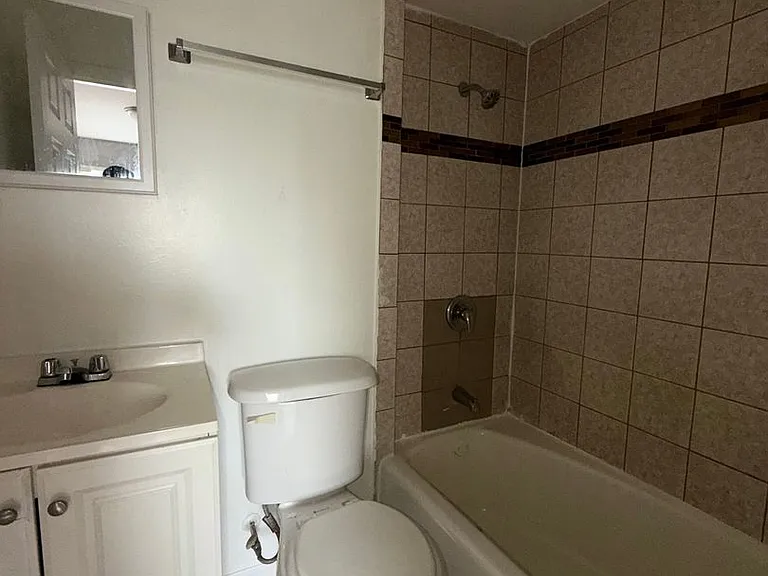 7201 S Western Ave — Photo 4