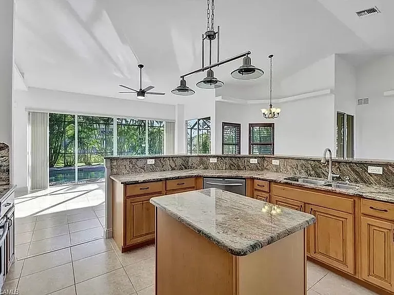 4627 SW 15th Ave — Photo 7