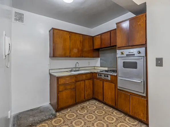 89-15 Parsons Boulevard image 3 of 17