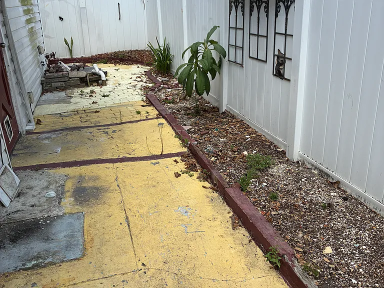 1102 16th St W — Photo 18