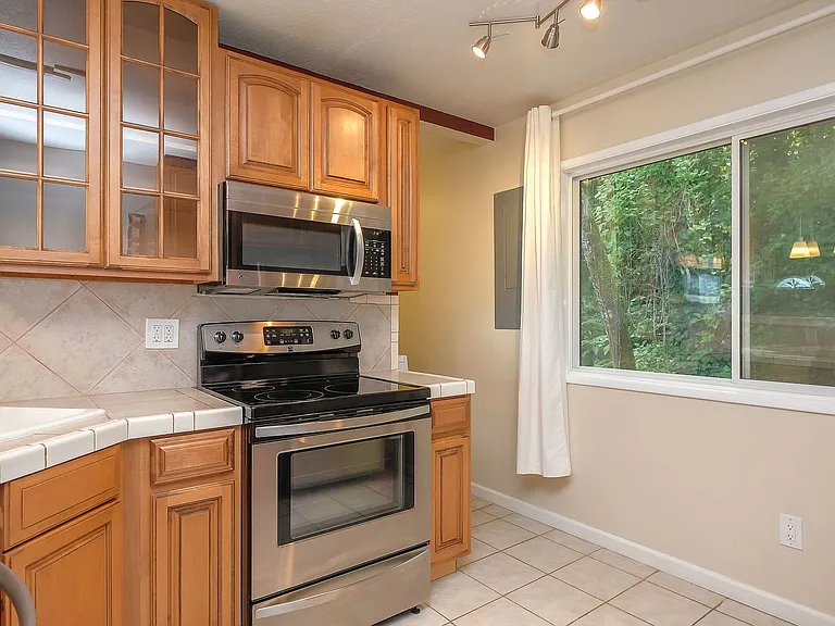 3425 SW Barbur Blvd #12 — Photo 6