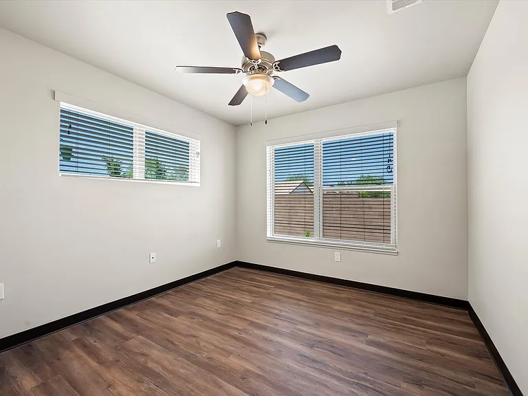 Lynne Village Apartments — Photo 41