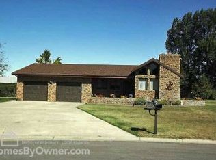 207 Sunset Ln, Rugby, ND 58368