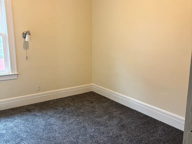 327 Laburnam Cres — Photo 3