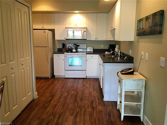 5th image of 450 Old San Carlos Blvd #301