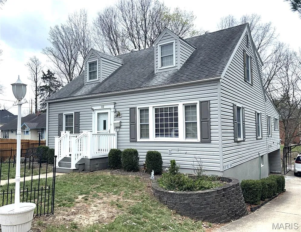 222 Cedar St photo 1