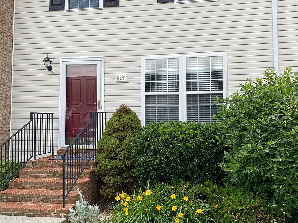 The included HOA fee takes care of all the outside landscaping. Meticulously maintained!