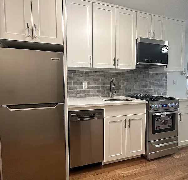 245 E 33rd St #1 — Photo 4
