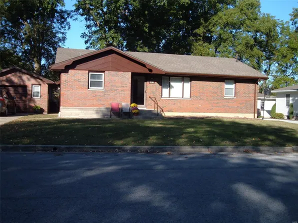 1041 S Community Ave, Nashville, IL 62263