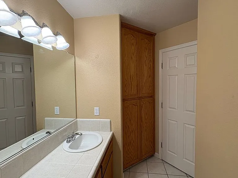 703 W Russell Ave — Photo 22