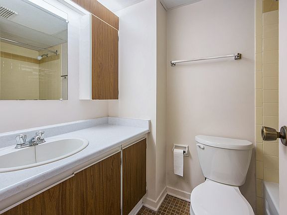 4th image of 163 Maclaren St #705