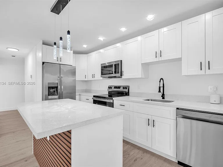 2572 NW 20th St — Photo 31