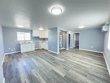 1155 E 10th St — Photo 3