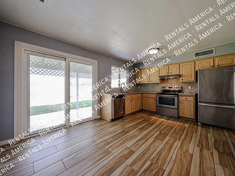 15851 N 23rd St — Photo 8