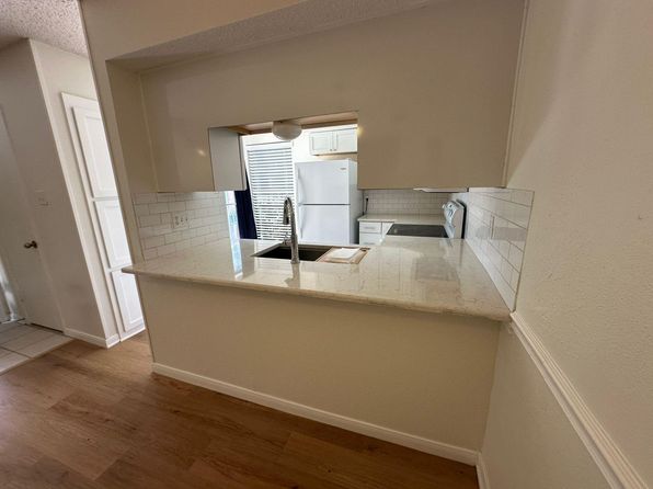 333 Melrose Dr APT 16C