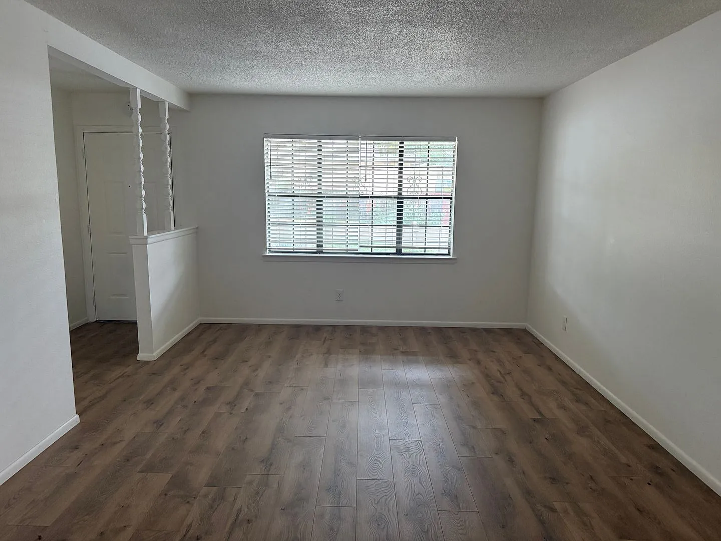 3 bed, 2 bath, 2 living areas, Great Location! — Photo 2