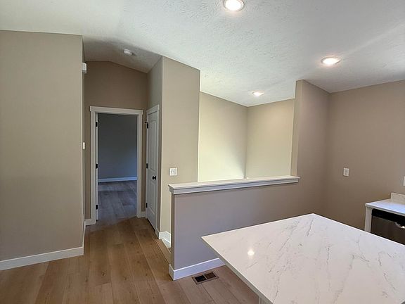 3rd image of 124 Meadow Ln