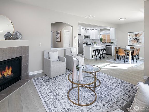 Light and Bright Living Room>