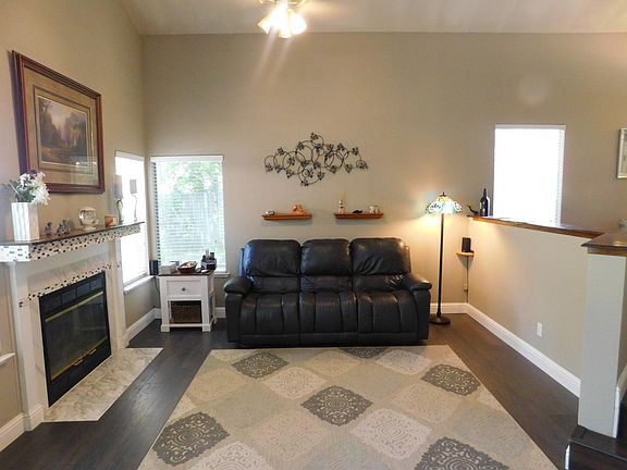 2nd image of 9156 Laguna Center Cir