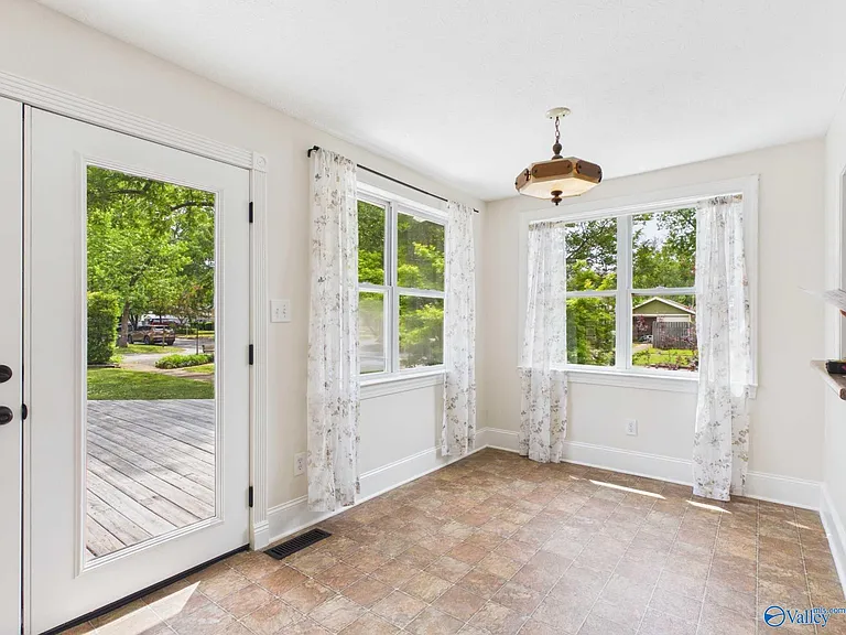 501 Prospect Dr SE — Photo 16