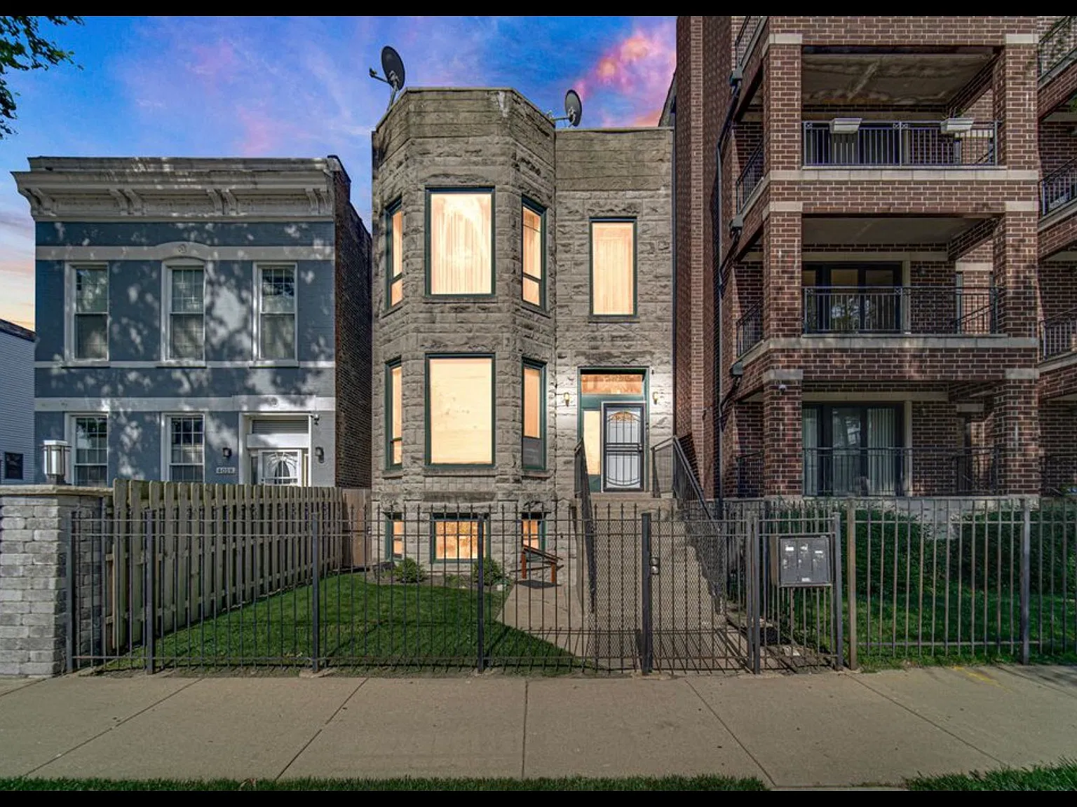 3 bed, 1150 sqft, $1,940 — Photo 1