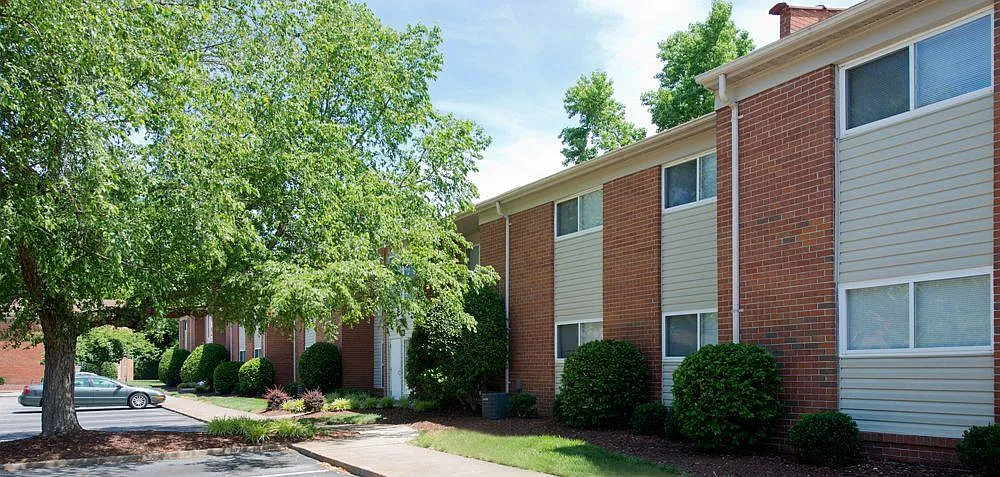 Hodges Manor Apartments — Photo 2
