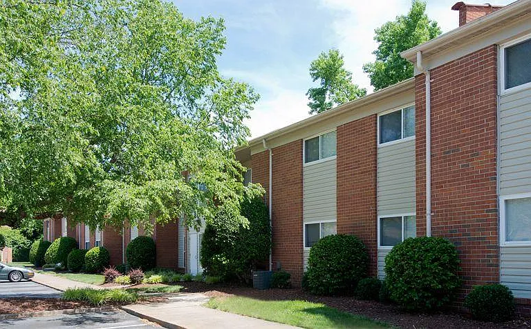 Hodges Manor Apartments — Photo 2