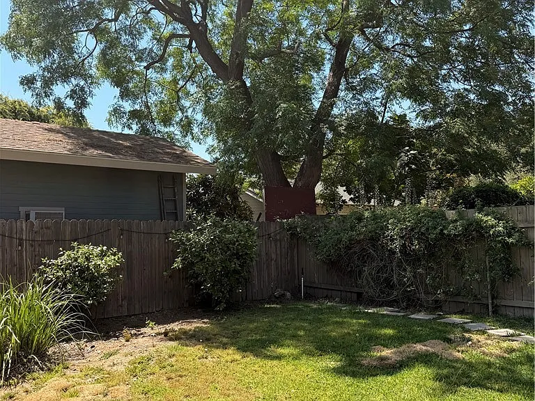 1631 Walworth Ave — Photo 14