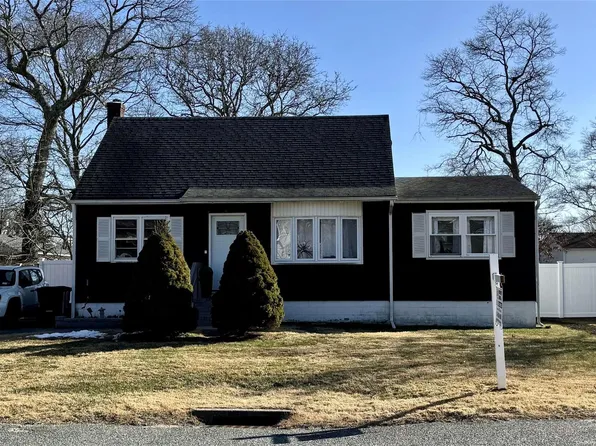 184 W Robinwood Drive, Shirley, NY 11967