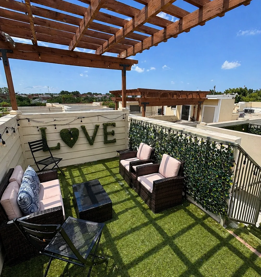 3 bed, 3.5 bath, 2400 sqft, $4,334 — Photo 2