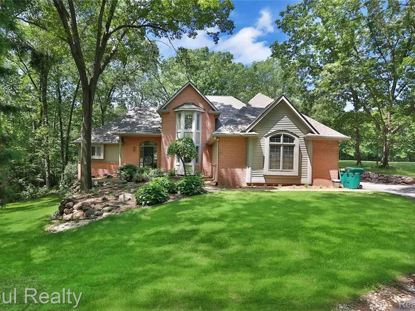 7725 Partridge Hill Dr, Brighton, MI 48116