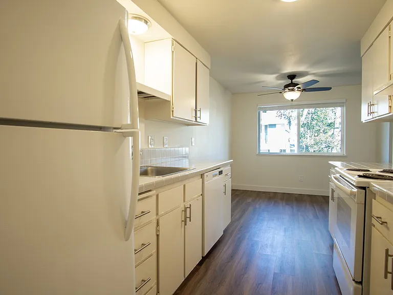 147A - Park Place Apartments — Photo 32