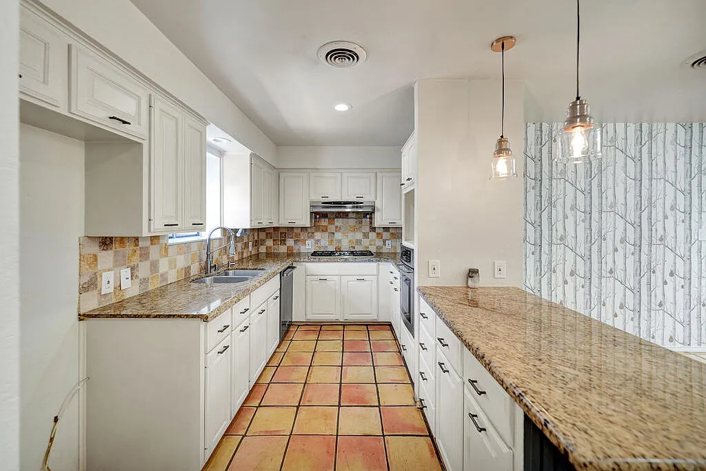 3 bed, 2.0 bath, 2276 sqft, $3,200 — Photo 4