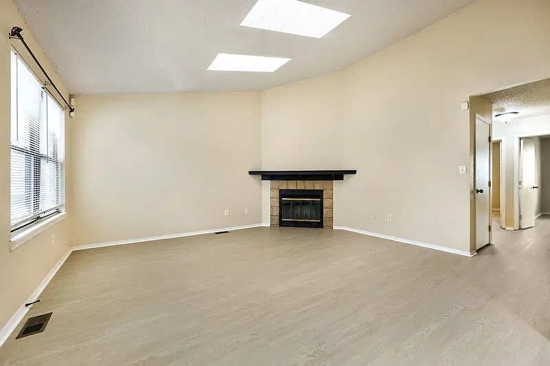 3 bed, 2.0 bath, 1920 sqft, $1,900 — Photo 2