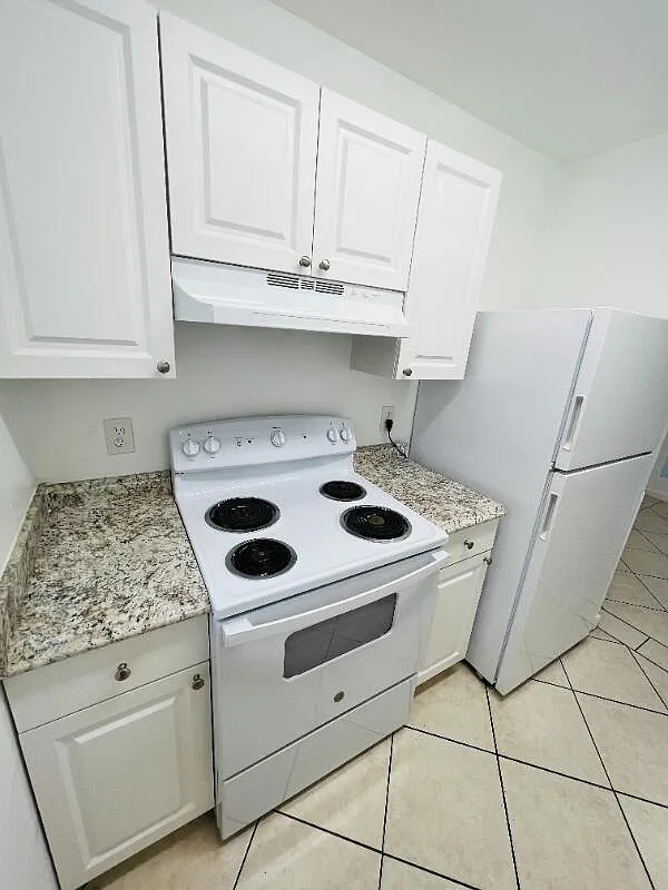 2 bed, 2.0 bath, 775 sqft, $1,900 — Photo 4