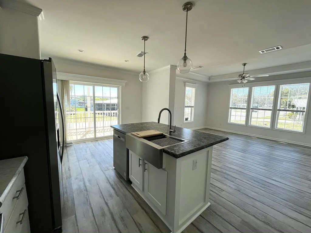 Building Photo - 115 N Lake Dr #804