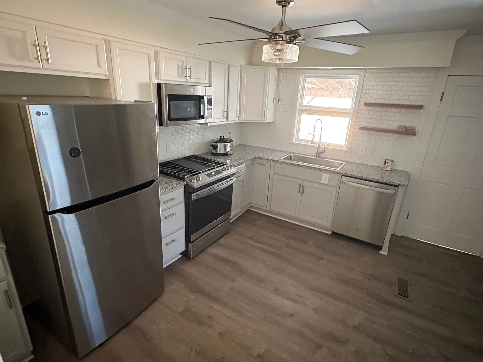 410 Keightley Dr — Photo 4