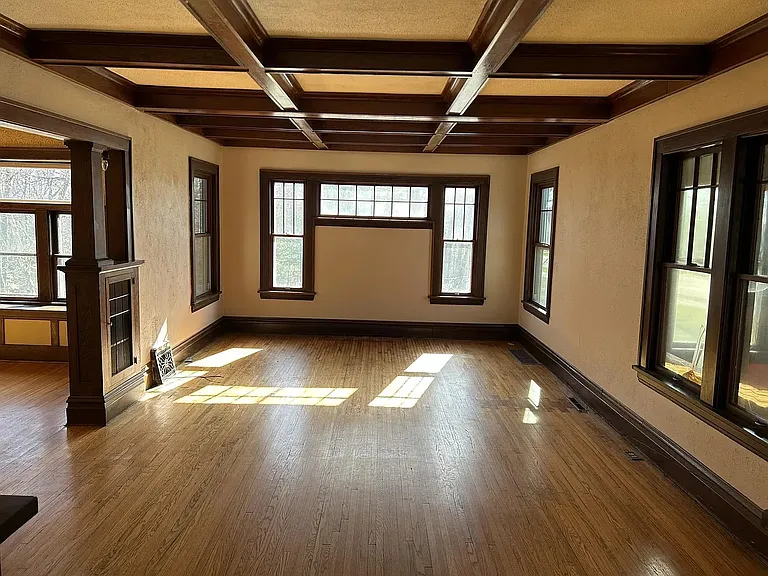 341 Parker Ave E — Photo 6