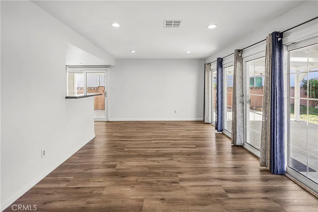 3 bed, 1182 sqft, $4,300 — Photo 3