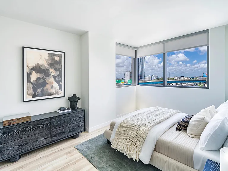Wake up to bright interiors and vibrant city views in your Modera Riverside home