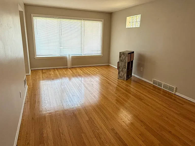 417 Hirsch Ave — Photo 5