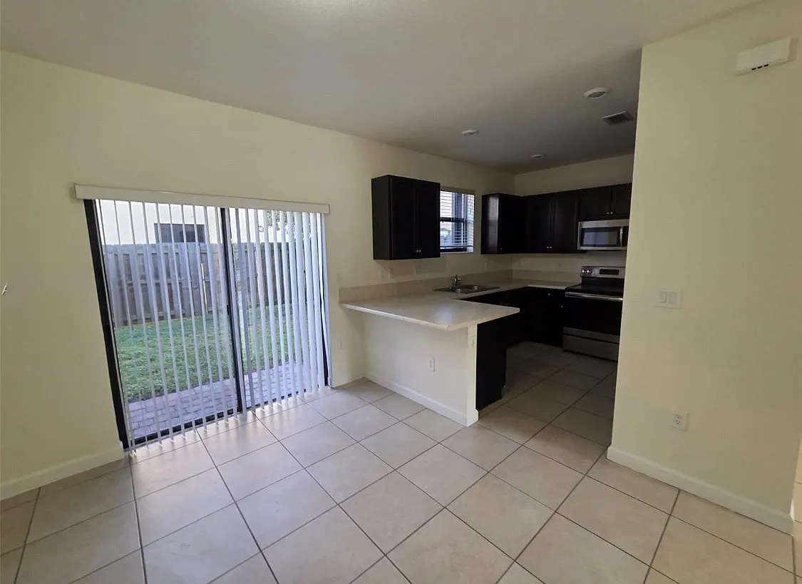 3 bed, 2.5 bath, 1407 sqft, $2,450 — Photo 3